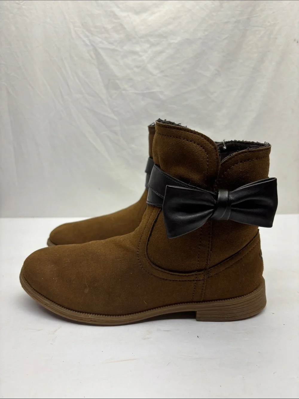 UGG now boots for big girl SZ 4, box 15
